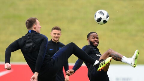 Sterling y su pol&eacute;mico tatuaje en su pierna derecha