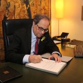 El presidente de la Generalitat, Quim Torra, firma un nuevo decreto de nombramiento de los consellers 