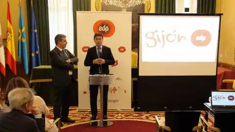 Esteban Aparicio y Antonio González-Lamuño Presentación de los nuevos puntos de recarga de vehículos eléctricos en Gijón