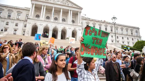 Varios ciudadanos se manifiestan en contra de la eutanasia ante el Parlamento en Lisboa Varios ciudadanos se manifiestan en contra de la eutanasia ante el Parlamento en Lisboa