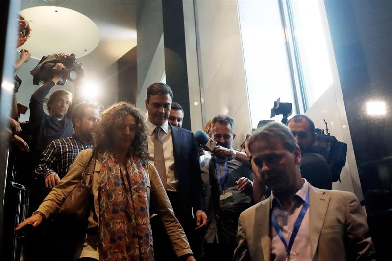 Pedro Sánchez mantiene los primeros contactos con los grupos para aprobar su moción de censura Pedro Sánchez mantiene los primeros contactos con los grupos para aprobar su moción de censura