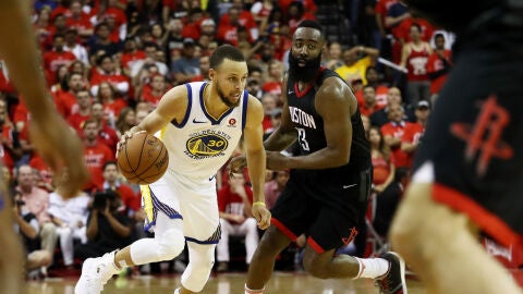 Curry avanza con el bal&oacute;n ante la defensa de James Harden