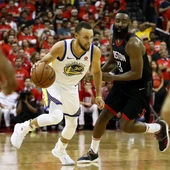 Curry avanza con el balón ante la defensa de James Harden Curry avanza con el balón ante la defensa de James Harden
