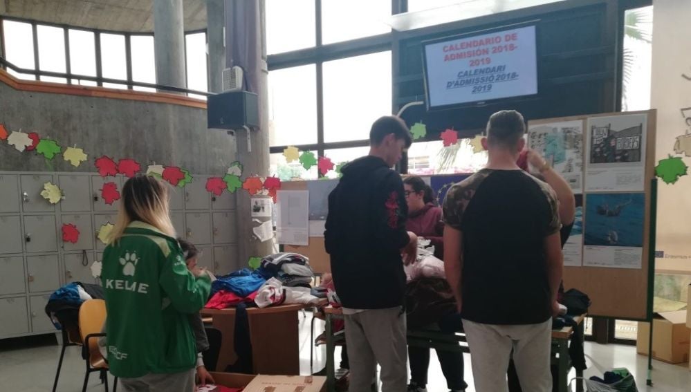 Alumnos del IES Tirant Lo Blanc durante la selección y clasificación de la ropa y calzado enviado a los menores no acompañados de Ceuta