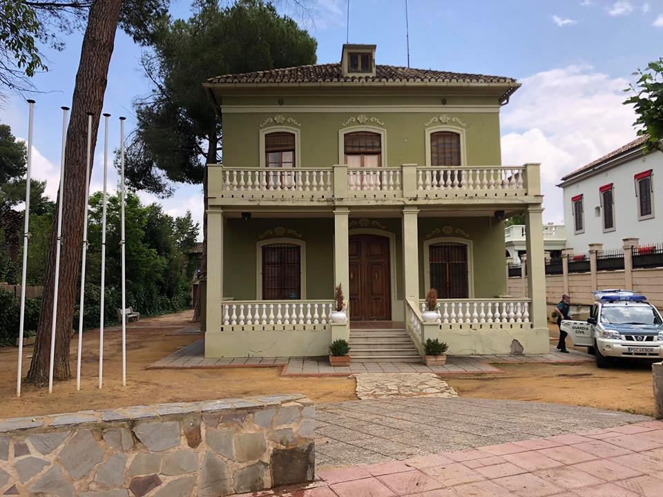 Agentes de la UCO de la Guardia Civil registran el Ayuntamiento de Navajas Agentes de la UCO de la Guardia Civil registran el Ayuntamiento de Navajas