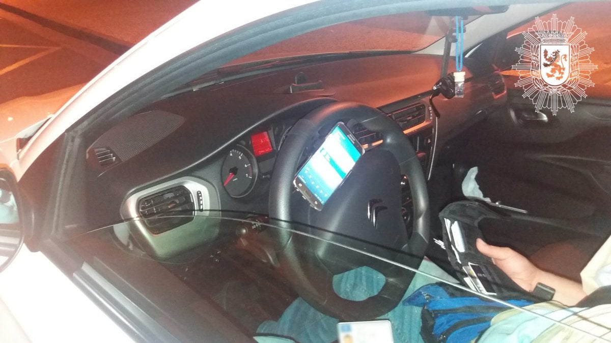 La policía detiene a un conductor que conducía con su móvil acoplado al volante, como si fuera una videoconsola La policía detiene a un conductor que conducía con su móvil acoplado al volante, como si fuera una videoconsola