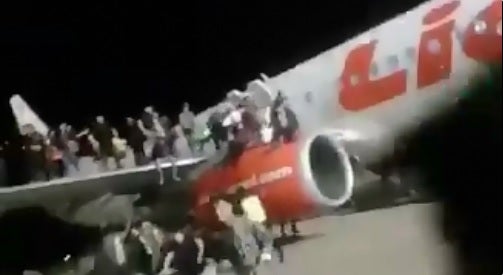 La broma de un pasajero sobre la presencia de una bomba en un avión deja once heridos en Indonesia La broma de un pasajero sobre la presencia de una bomba en un avión deja once heridos en Indonesia