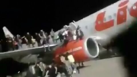 P&aacute;nico entre los pasajeros de un avi&oacute;n en Indonesia por una falsa alerta de bomba