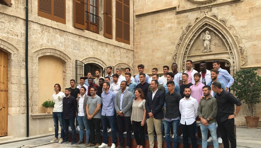 La presidenta del Govern balear junto a toda la plantilla del Real Mallorca La presidenta del Govern balear junto a toda la plantilla del Real Mallorca