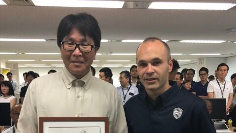 Takahashi posa con Iniesta y sus dos dibujos