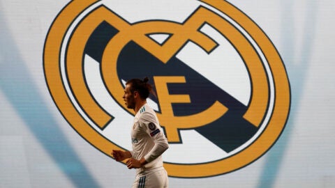 Bale, con el escudo del Real Madrid detr&aacute;s