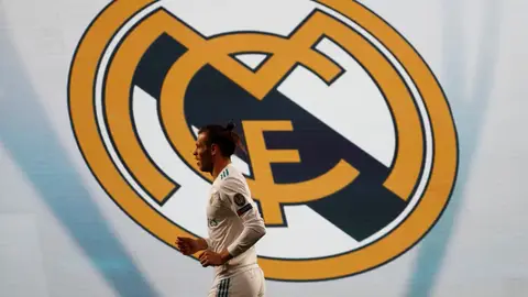 Bale, con el escudo del Real Madrid detrás Bale, con el escudo del Real Madrid detrás