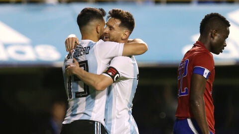 Ag&uuml;ero y Messi se abrazan tras uno de los goles de Argentina contra Hait&iacute;