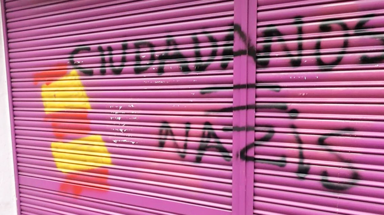 Albert Rivera denuncia en Twitter un ataque a la tienda de su madre, que ha amanecido con pintadas Albert Rivera denuncia en Twitter un ataque a la tienda de su madre, que ha amanecido con pintadas