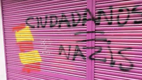 Pintadas en el negocio de la madre de Albert Rivera Pintadas en el negocio de la madre de Albert Rivera