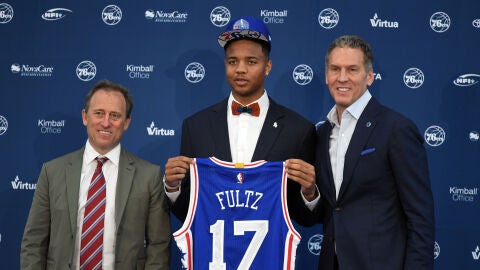 Joshua Harris (izquierda), Markelle Fultz (centro) y Bryan Colangelo (derecha)