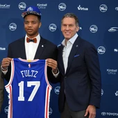 Joshua Harris (izquierda), Markelle Fultz (centro) y Bryan Colangelo (derecha) Joshua Harris (izquierda), Markelle Fultz (centro) y Bryan Colangelo (derecha)