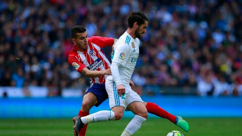 Lucas Hern&aacute;ndez intenta robar el bal&oacute;n a Isco