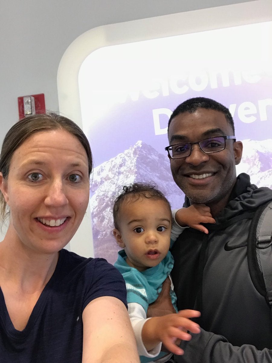 Una entrenadora denuncia que una agente de una aerolínea le pidió "probar" que su hijo de un año era realmente suyo Una entrenadora denuncia que una agente de una aerolínea le pidió "probar" que su hijo de un año era realmente suyo