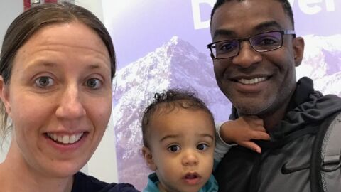 Lindsay Gottlieb, junto a su hijo y su marido