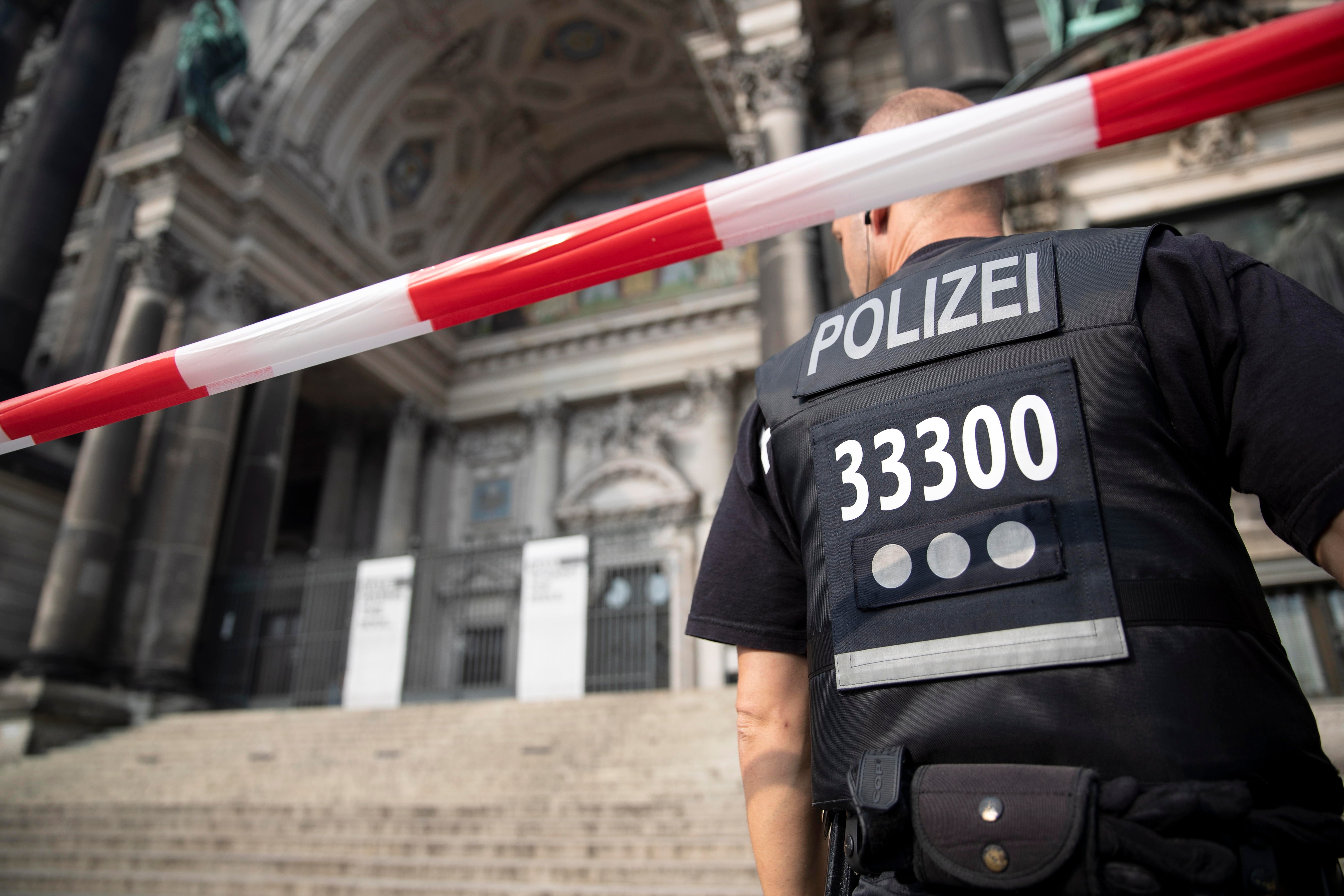 Heridos graves dos sin hogar en Berlín después de que un hombre les prendiera fuego en una estación Heridos graves dos sin hogar en Berlín después de que un hombre les prendiera fuego en una estación