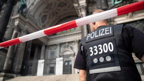 Un polic&iacute;a en la catedral de Berl&iacute;n