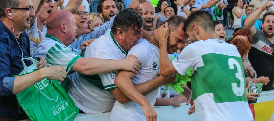 Nino celebró con la grada de Fondo Norte del Martínez Valero el gol de la victoria ante el Sporting B. Nino celebró con la grada de Fondo Norte del Martínez Valero el gol de la victoria ante el Sporting B.