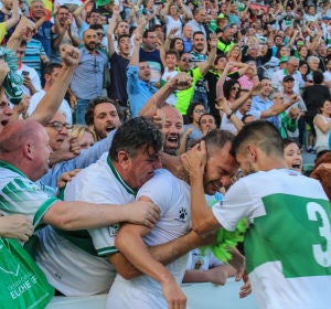 Nino celebró con la grada de Fondo Norte del Martínez Valero el gol de la victoria ante el Sporting B. Nino celebró con la grada de Fondo Norte del Martínez Valero el gol de la victoria ante el Sporting B.