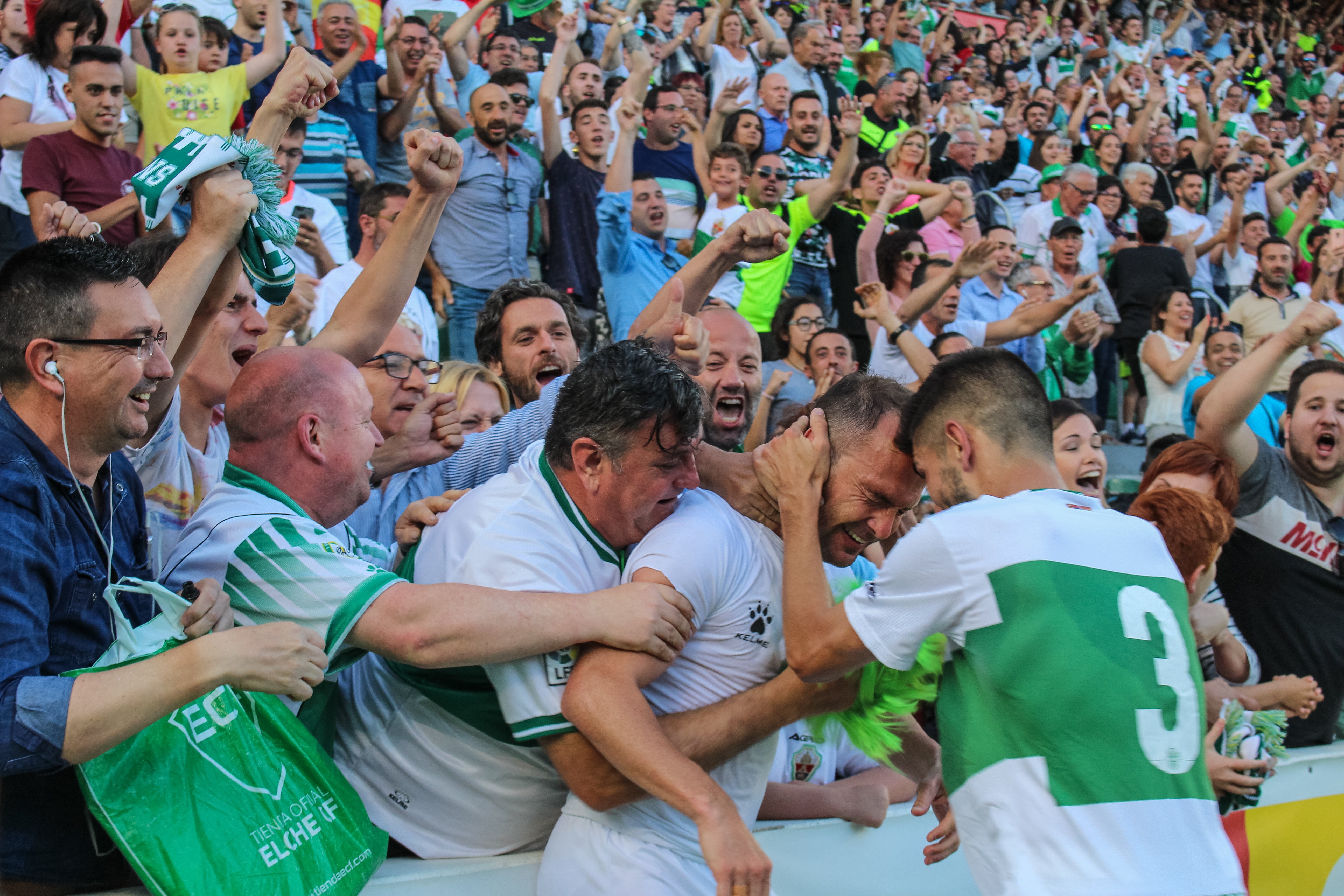 "Que coreen tu nombre en el Martínez Valero no tiene precio, el algo mágico" "Que coreen tu nombre en el Martínez Valero no tiene precio, el algo mágico"