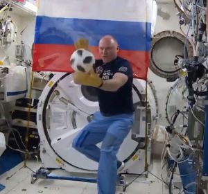 Uno de los astronautas, con el balón de Rusia Uno de los astronautas, con el balón de Rusia
