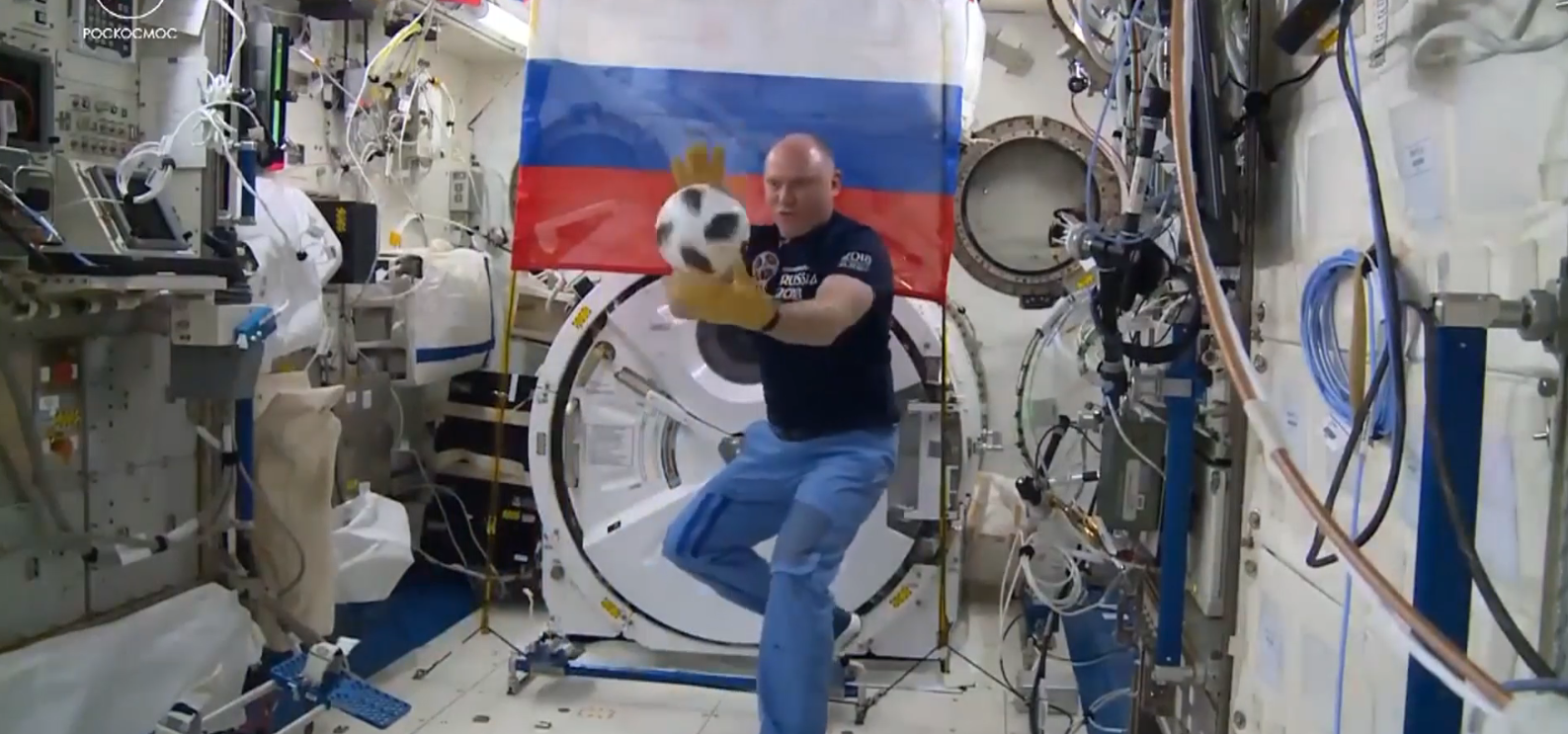 <p>El balón del Mundial 'aterriza' desde el espacio procedente de la nave Soyuz</p> <p>El balón del Mundial 'aterriza' desde el espacio procedente de la nave Soyuz</p>