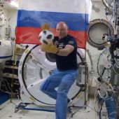 Uno de los astronautas, con el balón de Rusia