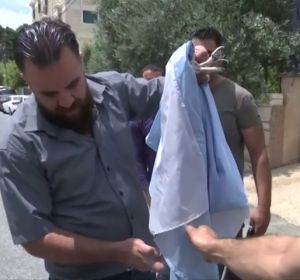 <p>Palestinos queman la bandera de Argentina ante la visita de la 'albiceleste' a Israel</p> <p>Palestinos queman la bandera de Argentina ante la visita de la 'albiceleste' a Israel</p>