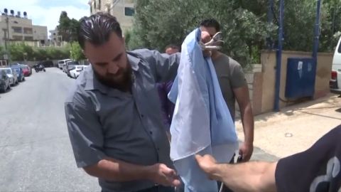 <p>Palestinos queman la bandera de Argentina ante la visita de la 'albiceleste' a Israel</p>