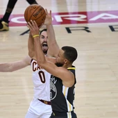 Curry lanza un triple ante la defensa de Kevin Love Curry lanza un triple ante la defensa de Kevin Love