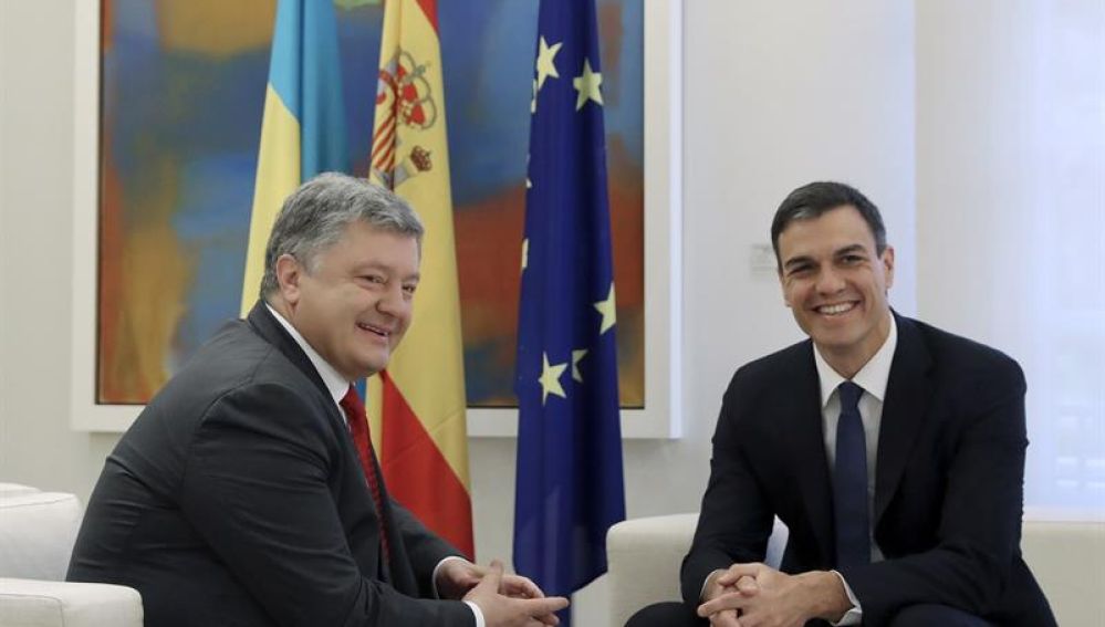 El presidente del Gobierno, Pedro Sánchez, en el Palacio de la Moncloa con el presidente de Ucrania, Petro Poroshenko