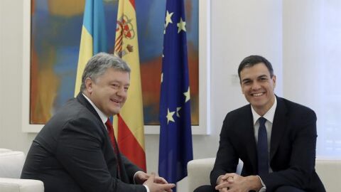 El presidente del Gobierno, Pedro S&aacute;nchez, en el Palacio de la Moncloa con el presidente de Ucrania, Petro Poroshenko