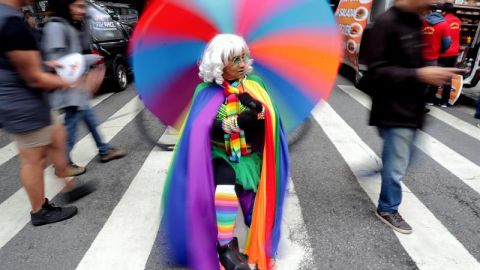 Miles de personas participan en el Desfile del Orgullo Homosexual en la Avenida Paulista de Sao Paulo (Brasil), uno de los m&aacute;s multitudinarios del mundo.