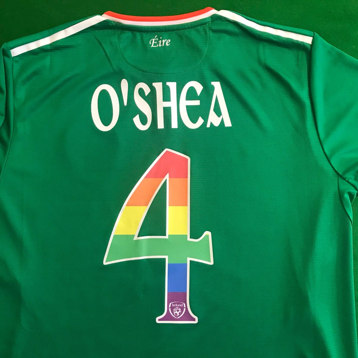 <p>La selección de Irlanda llevó dorsales arcoiris "en apoyo a la comunidad LGTB"</p> <p>La selección de Irlanda llevó dorsales arcoiris "en apoyo a la comunidad LGTB"</p>