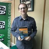 El escritor Asier Aparicio fue protagonista hoy en Palencia en la Onda, presentando su última novela “El ángel sobre las olas”.