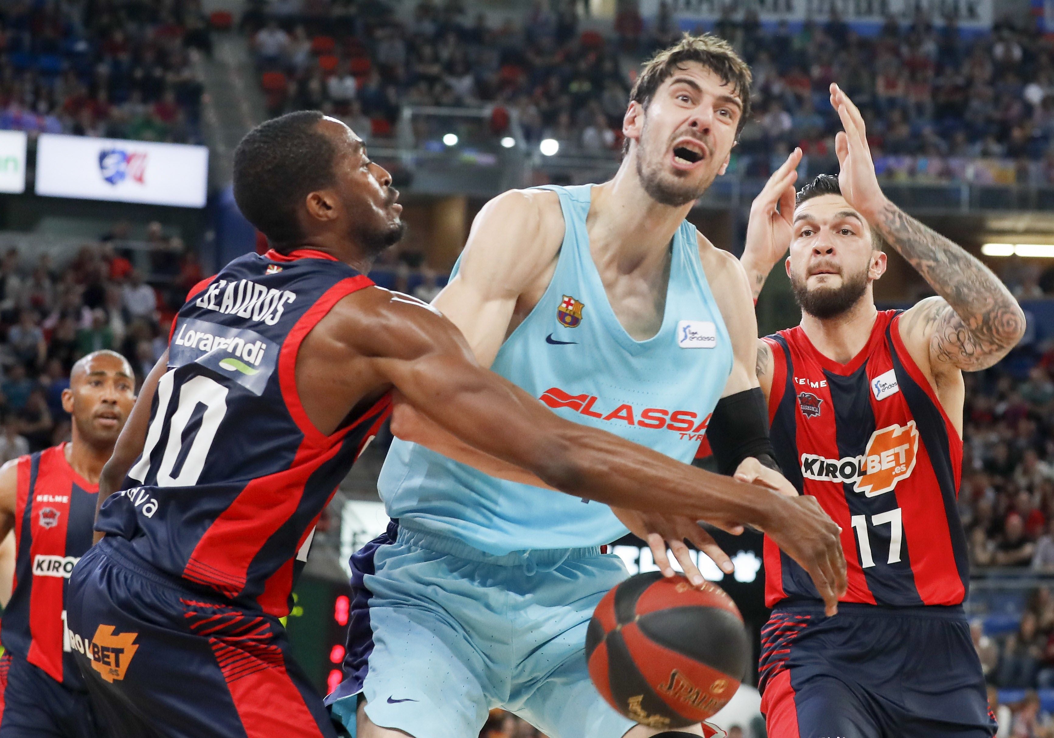 <p>El Baskonia golpea primero en las semifinales ante un débil Barcelona</p> <p>El Baskonia golpea primero en las semifinales ante un débil Barcelona</p>