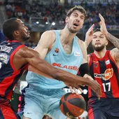 Ante Tomic, marcado por Vincent Poirier y Rodrigue Beaubois Ante Tomic, marcado por Vincent Poirier y Rodrigue Beaubois