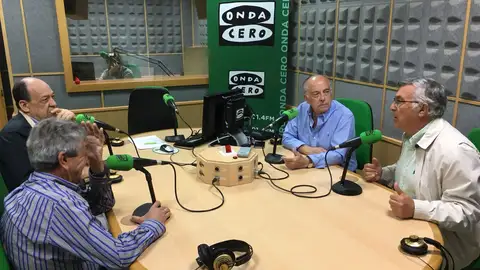 Tiempo de tertulia 4/6/2018 Hoy lunes tenemos "Tiempo de tertulia", donde nuestros amigos Jaime Rocha, Paco Moya, Enrique Huguet y Juan Sales debaten sobre temas de interés general.