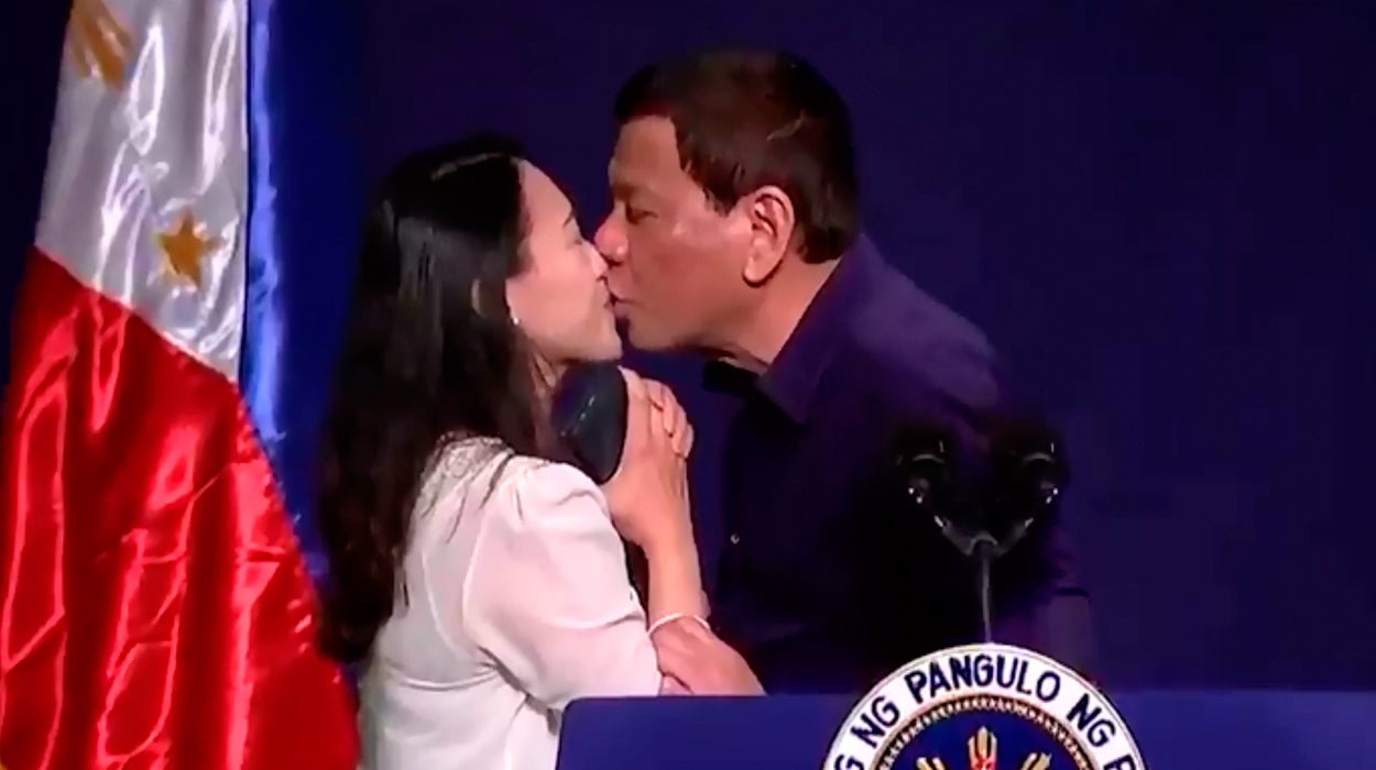 <p>El beso en los labios forzado de Duterte a una mujer desata las críticas</p> <p>El beso en los labios forzado de Duterte a una mujer desata las críticas</p>