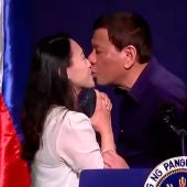 Rodrigo Duterte besando a una mujer