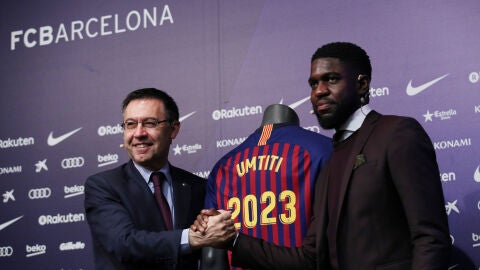 Bartomeu y Umtiti se dan la mano en el acto de renovaci&oacute;n del franc&eacute;s