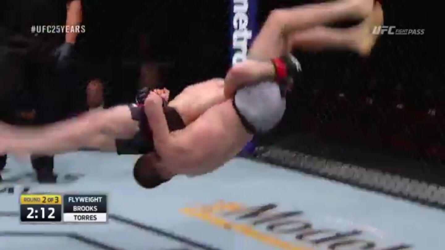 La llave de Brooks a Torres en su combate de la UFC