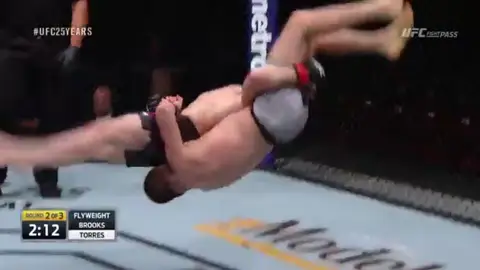 La llave de Brooks a Torres en su combate de la UFC La llave de Brooks a Torres en su combate de la UFC