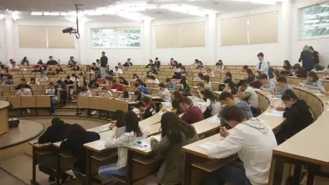 Alumnos realizando exámenes Alumnos realizando exámenes