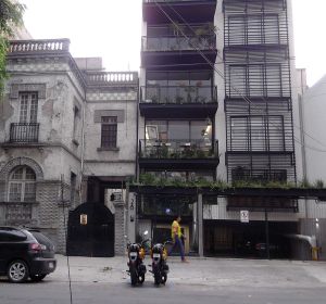 Edificios de inicios del siglo XX deteriorados junto a una torre de lofts recién construidos en la colonia Roma, en la Ciudad de México. Edificios de inicios del siglo XX deteriorados junto a una torre de lofts recién construidos en la colonia Roma, en la Ciudad de México.